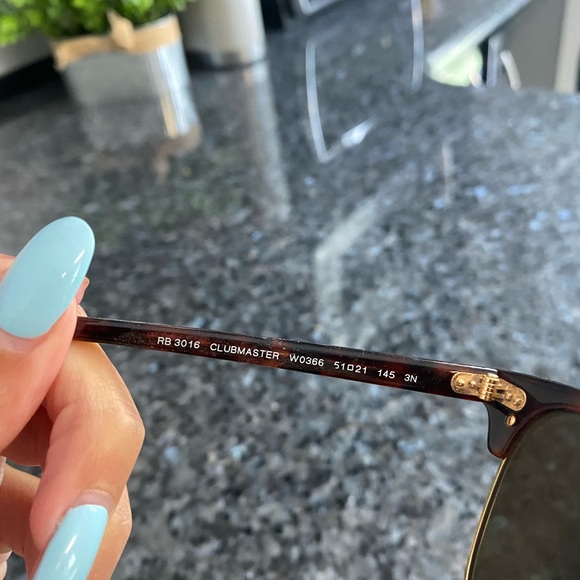 Ray-Ban RB3016 Clubmaster Classic Sunglasses with Tortoise Frame - Picture 4 of 4